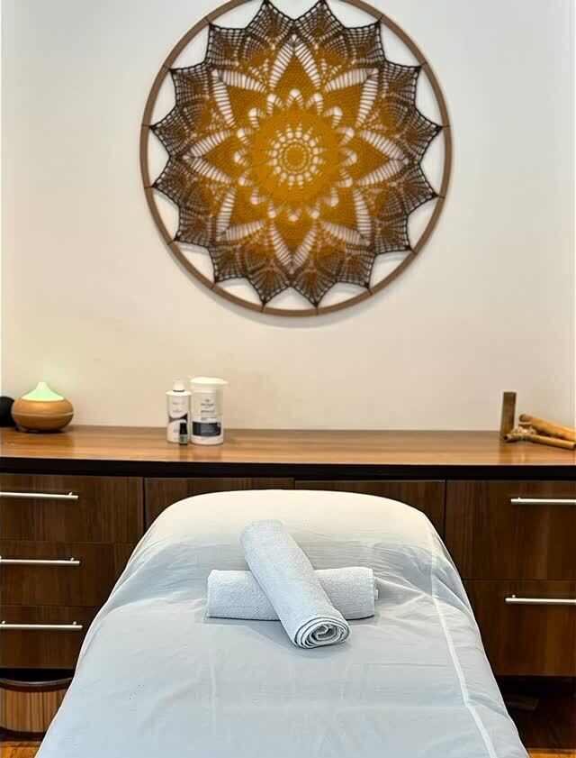 Sala de atendimento da Satori com maca preparada sob a mandala
