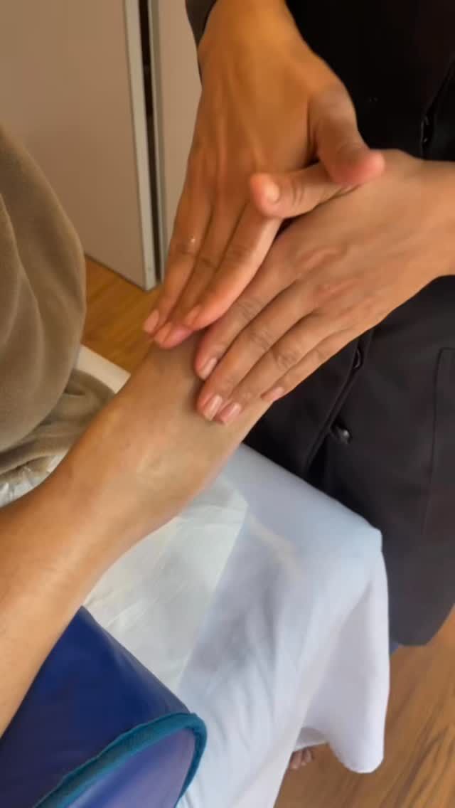 Massagem nos pés durante o atendimento